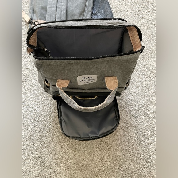 Excellent condition diaper backpack with built-in changing pad - Picture 4 of 4